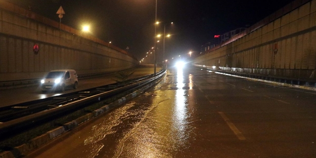 Ana su borusu patladı, D-100 trafiğe kapandı
