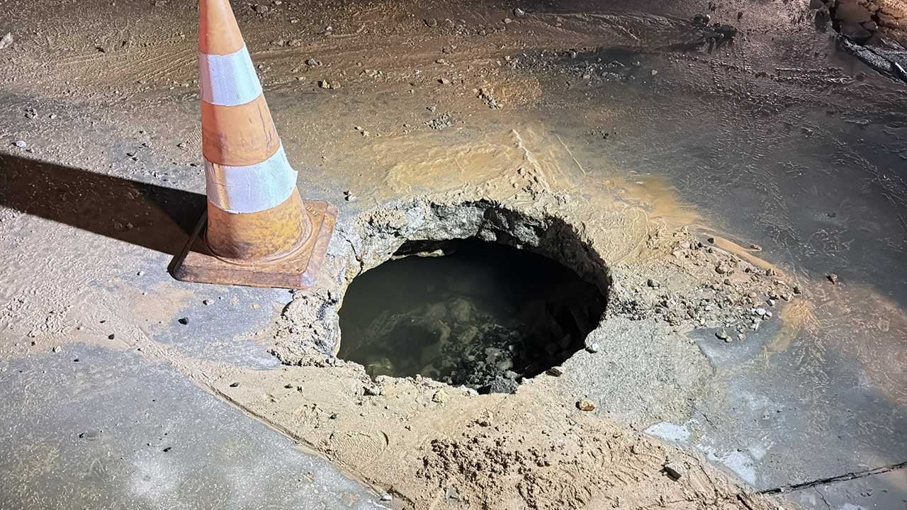 Ana su isale hattı patladı! Asfalt çöktü