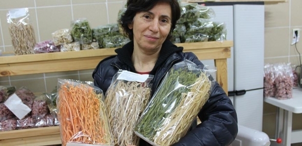 Otlarla makarna yapıp satıyor