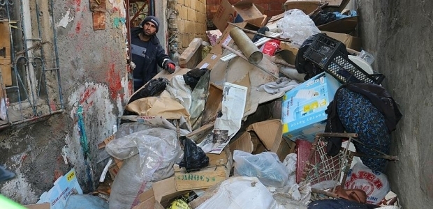 Yaşlı adamın evinden 5 kamyon çöp çıktı