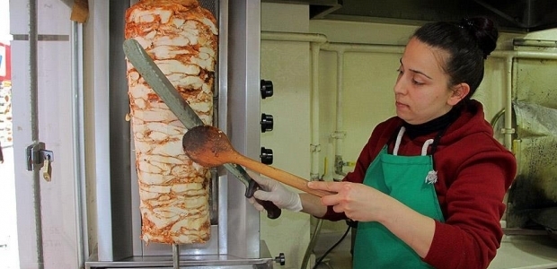 Eşi işsiz kalan kadın döner ustası oldu