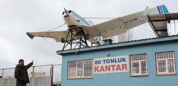 Uçağı iş yerinin çatısında sergiliyor