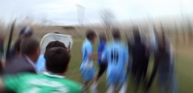 Futbolcuların kavgası maçı tatil ettirdi