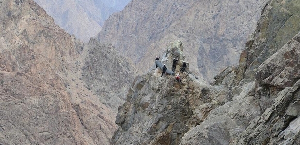 İşlerini havada asılı halde yapıyorlar
