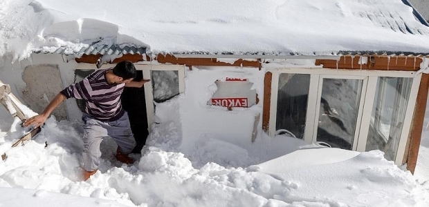 Kar yüzünden eve pencereden giriyorlar