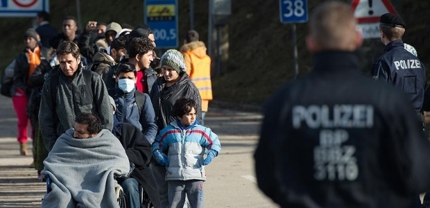 Almanya'da sığınmacılara kılıçlarla saldırdılar!
