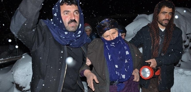 Hasta kadın iş makinesiyle kurtarıldı