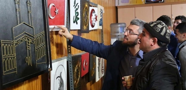 Cami cemaati sanat için çiviyle teli buluşturdu