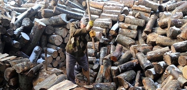 Tahta bacağıyla yaz kış odun kırıyor