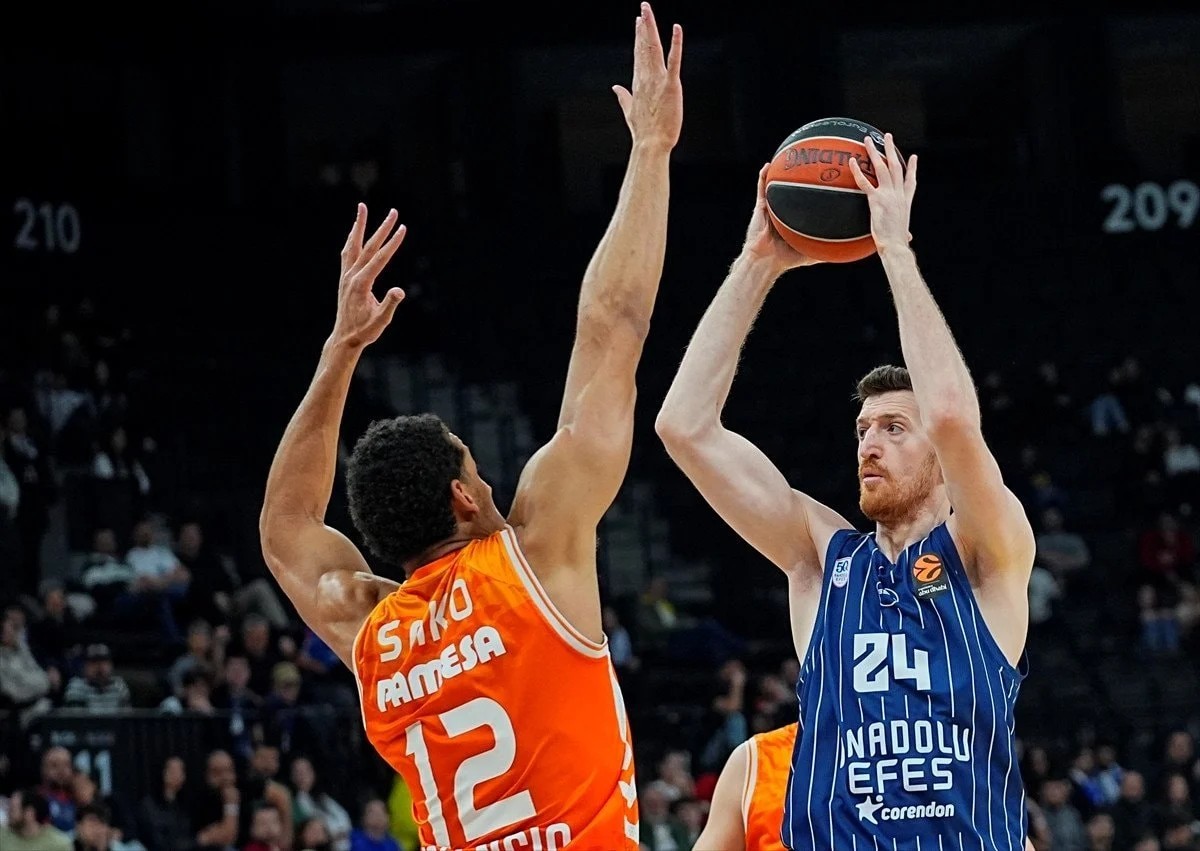 Anadolu Efes 9 maç sonra galibiyet elde etti: Valencia’yı devirdi!