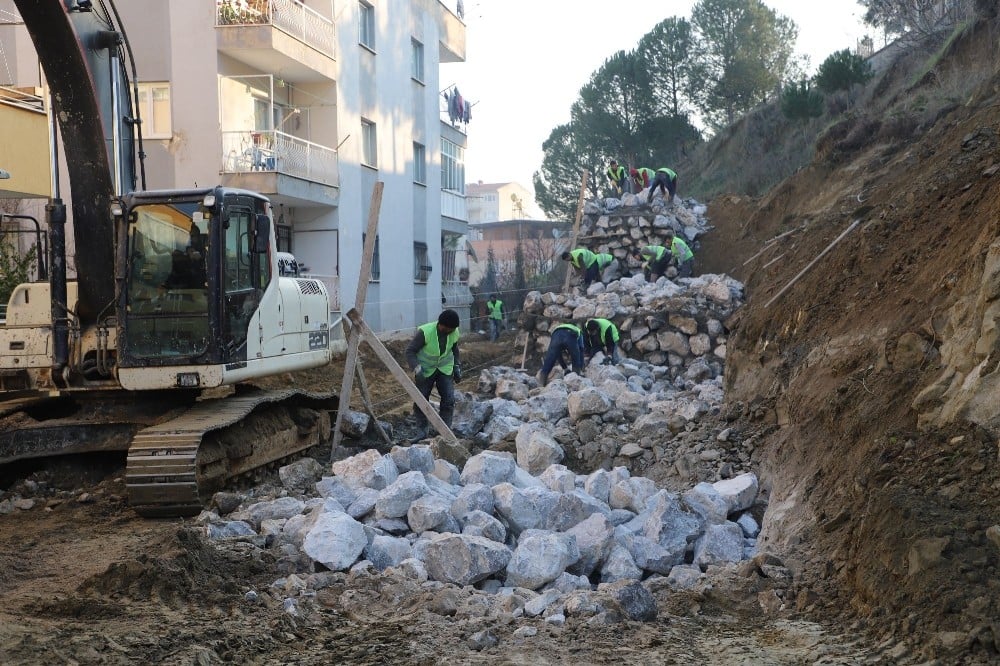 Anadolu Lisesinin çöken istinat duvarı yeniden yapılıyor 