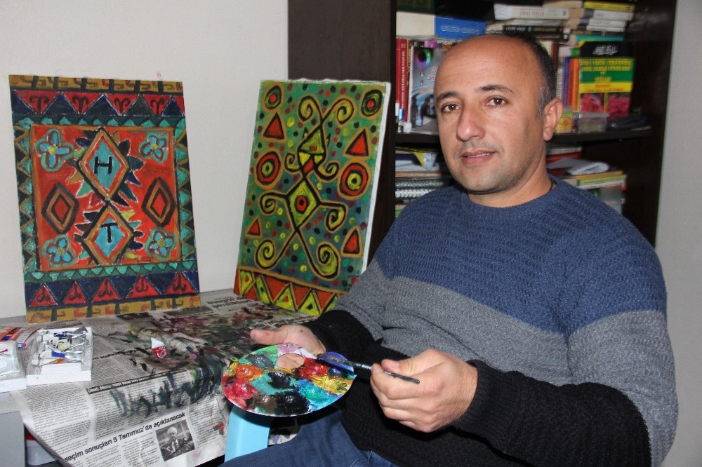 Anadolu motiflerini fırça darbeleriyle işliyor 