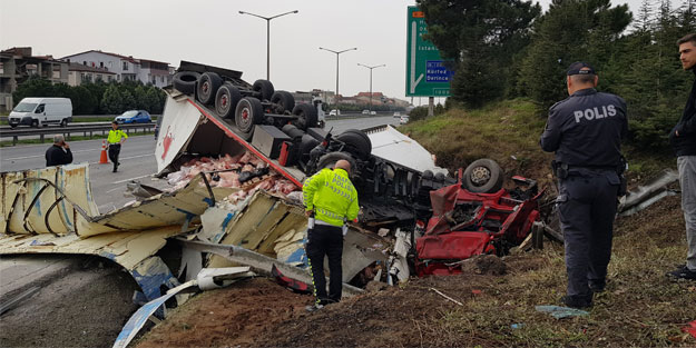 Otobanda tır devrildi! Etler yola savruldu