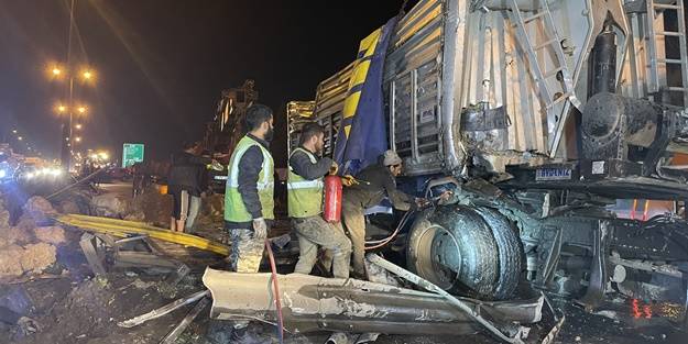 Anadolu Otoyolu'nda hafriyat yüklü tır devrildi