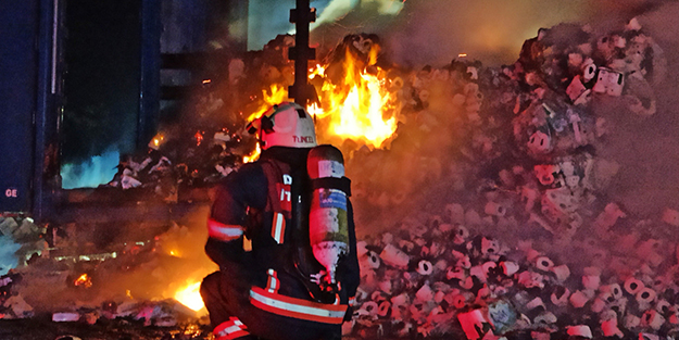 Anadolu Otoyolu’nda kağıt havlu yüklü tır alev topuna döndü