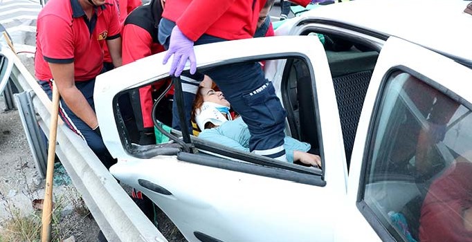 Anadolu Otoyolu'nda minibüs ile otomobil çarpıştı: 13 yaralı