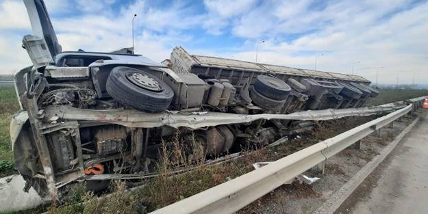 Anadolu Otoyolu'nda tır devrildi