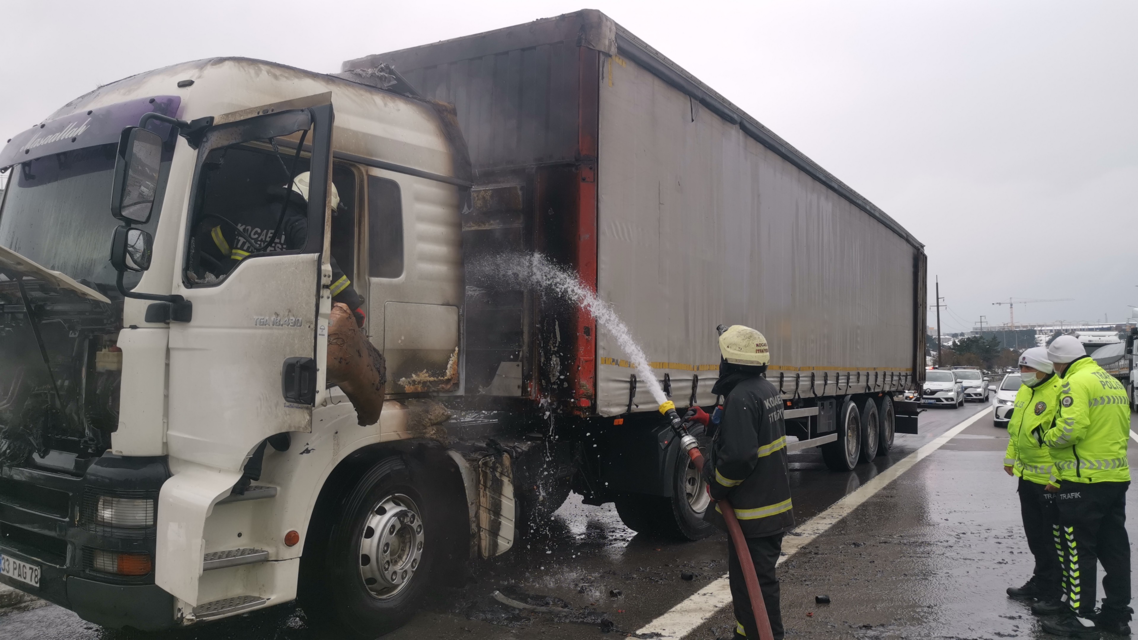 Anadolu Otoyolu'nda tır yangını trafiği aksattı