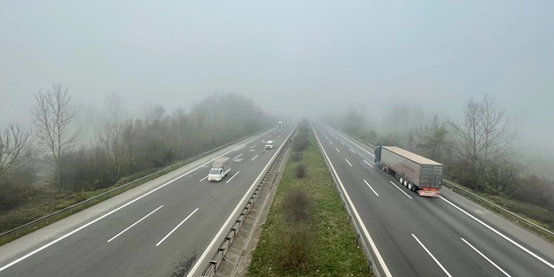 Anadolu Otoyolu'nun Düzce kesiminde sis etkili oldu