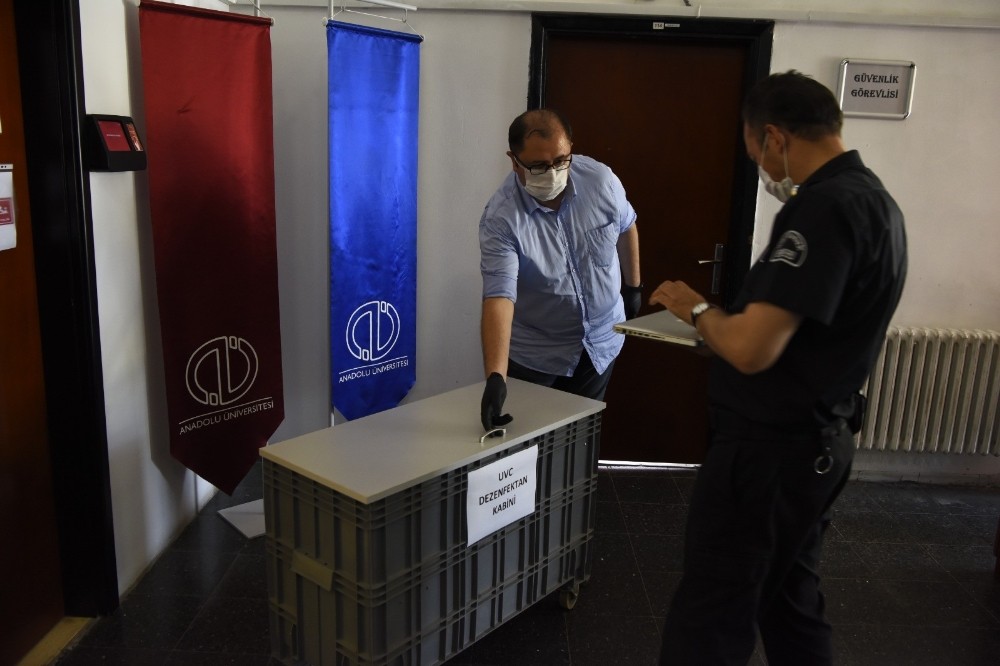 Anadolu Üniversitesi BAUM, korona virüse karşı ultraviyole dezenfeksiyon kabini kullanımına geçti 