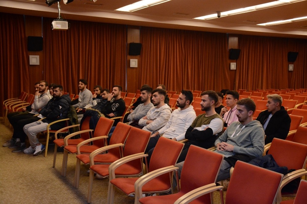 Anadolu Üniversitesi Futbol Takımına yeni kurallar anlatıldı 