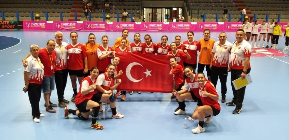 Anadolu Üniversitesi hentbol takımı antrenörü ve sporcuları milli takım kampında 