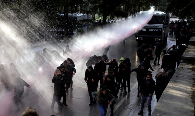 Anadolu Üniversitesi'nde protestocu gruba polis müdahalesi