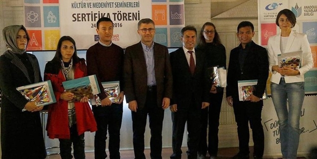 Anadolu Yazarlar Birliği öğrencilere sertifikalarını dağıttı!