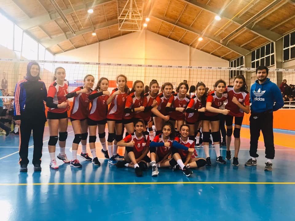 Analig Voleybol Kız takımı yarı finalde 