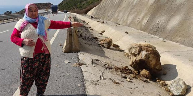 Anamur'da yamaçtan kopan kayalar yola düştü