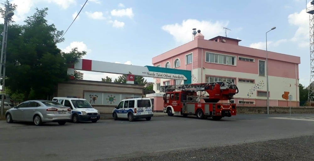 Anaokulu çatısında çıkan yangını görevliler söndürdü 