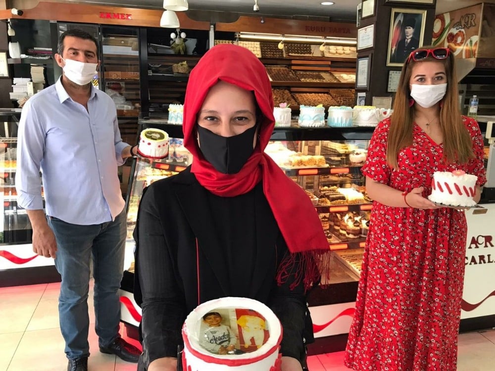 Anaokulu müdüründen evden çıkamayan çocuklara pasta sürprizi 