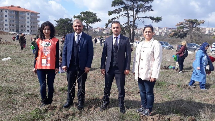 Anaokulu öğrencileri 250 fidanı toprakla buluşturdu 