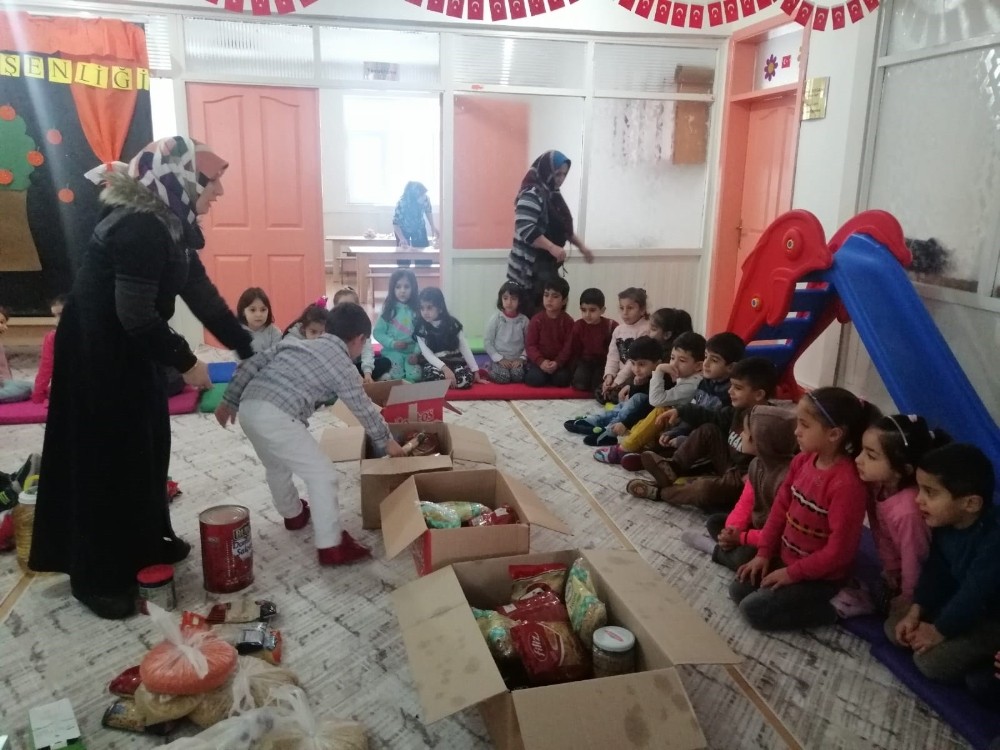 Anaokulu öğrencilerinden ihtiyaç sahibi ailelere erzak desteği 
