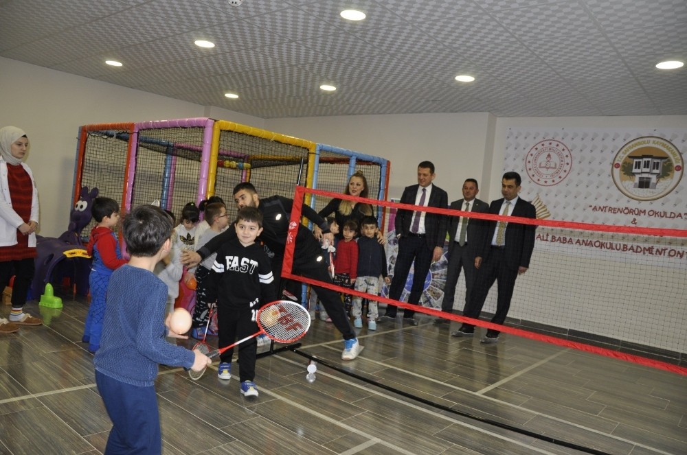 Anaokulu öğrencilerine badminton eğitimi 