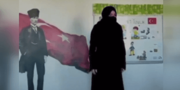 Anaokulu öğrencilerine ecdadımızı karalayan rezil öğretmen! 'Bakın, neremi görebiliyorsunuz'