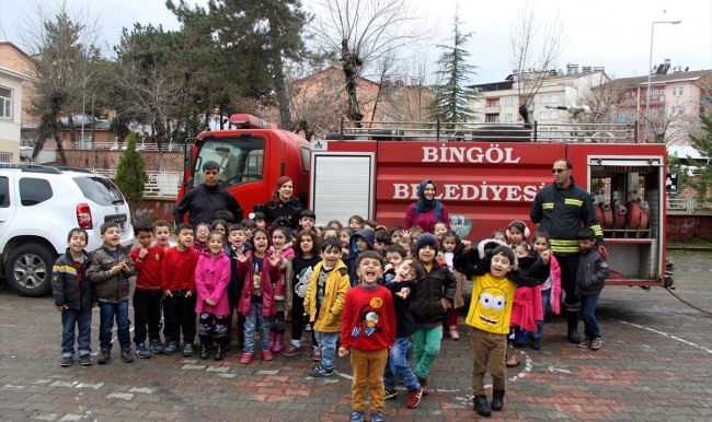 Anaokulu öğrencilerine itfaiye eğitimi