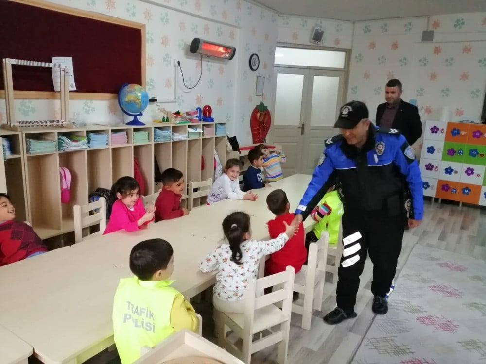 Anaokulu öğrencilerine polislerden eğitim 