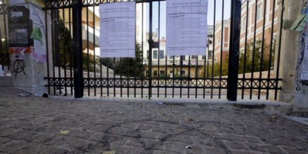 Anarşistler Atina Üniversitesi'ni işgal etti