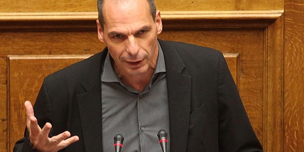 20 kişiyle Yunan Bakan'a saldırdılar!