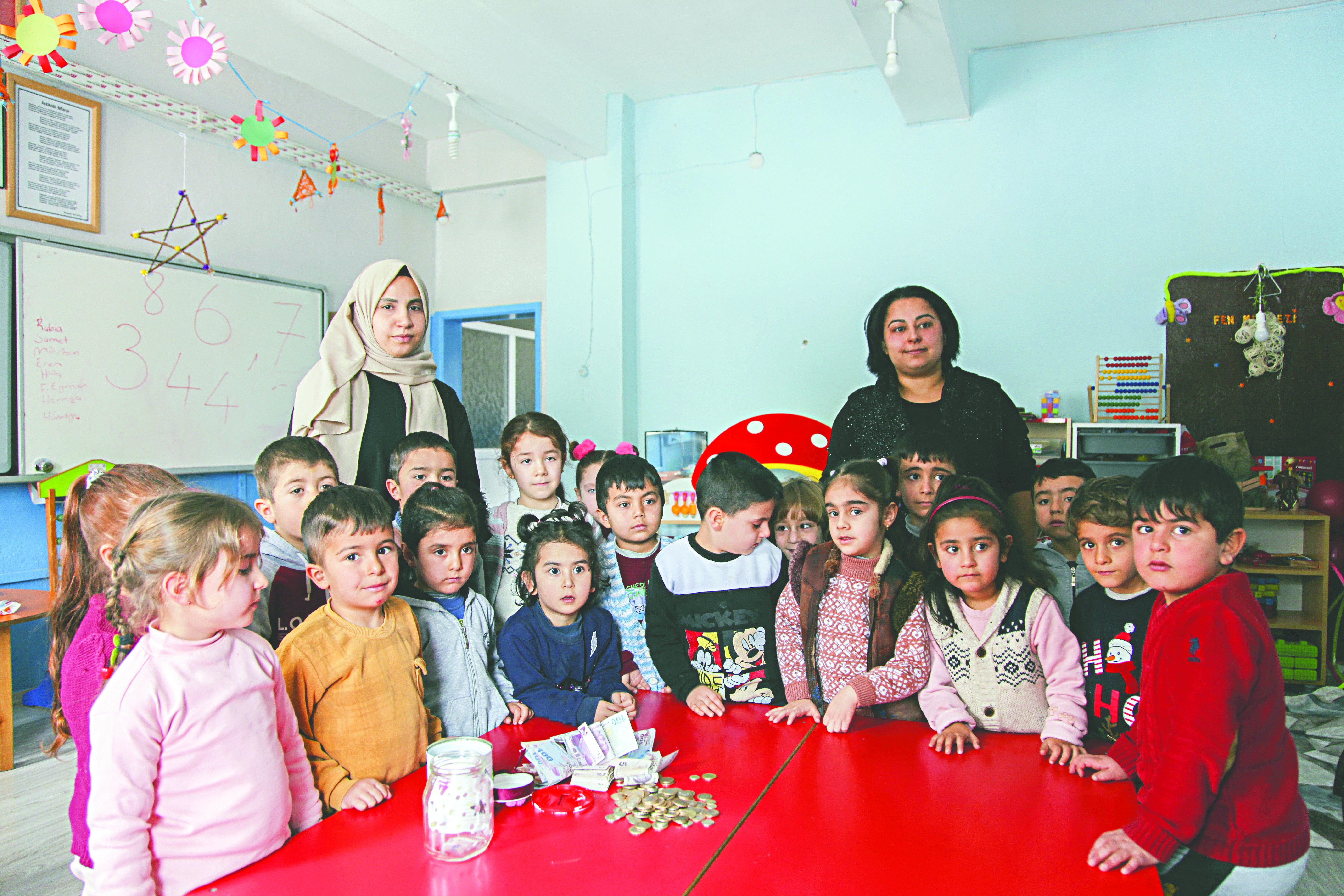 Anasınıfı öğrencileri kumbaralarındaki parayı depremzedeler için bağışladılar