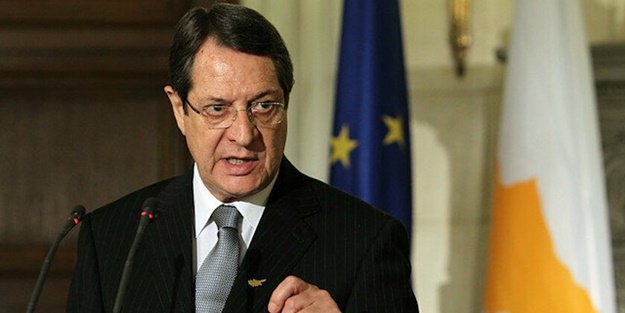 Anastasiadis'i yerden yere vurdu: Sadece aptalsın