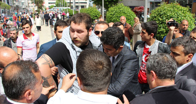 Anayasa standına silahla gelen şahıs gözaltında