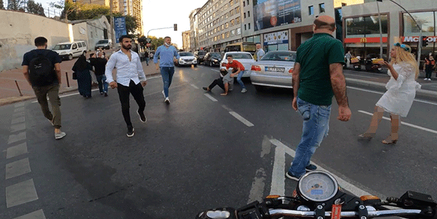 Anbean kameraya yansıdı! Trafiğin ortasında yumruklu kavgaya tutuştular