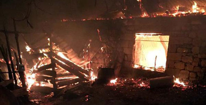 Andırın İlçesi'nde tek katlı ev alev alev yandı