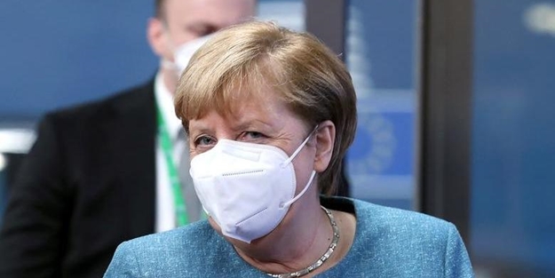 Angela Merkel AstraZeneca aşısını yaptırdı