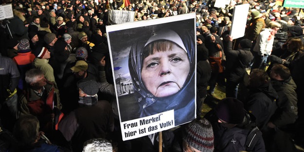 Merkel, başörtüsü taktı