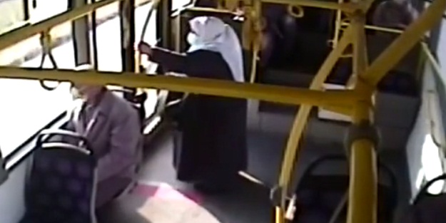 Ani fren yapan otobüste savrulan kadının kafası kırıldı