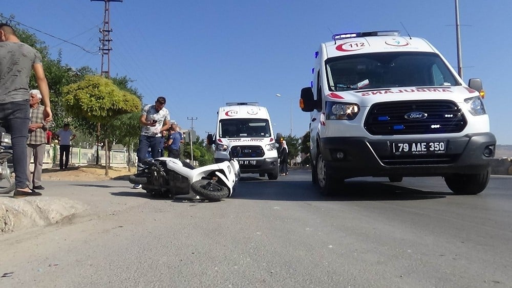 Ani fren yapan motosiklet devrildi: 3 yaralı 