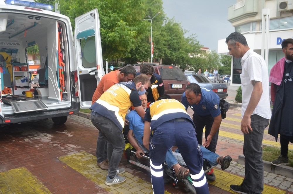 Ani manevra ile motosikletten savrulan sürücü yaralandı 